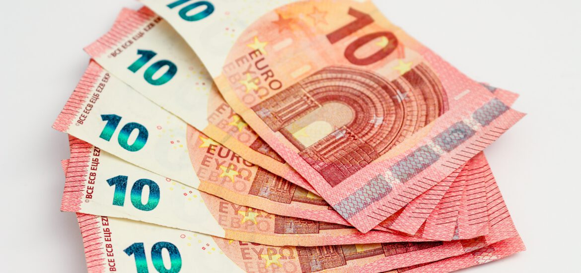 Insgesamt sechs Geldscheine im Wert von jeweils zehn Euro liegen übereinander